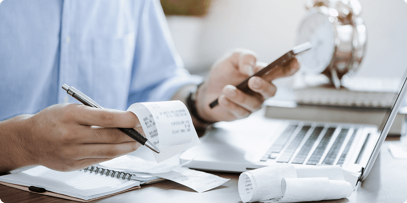 What is the difference between payroll and PEO