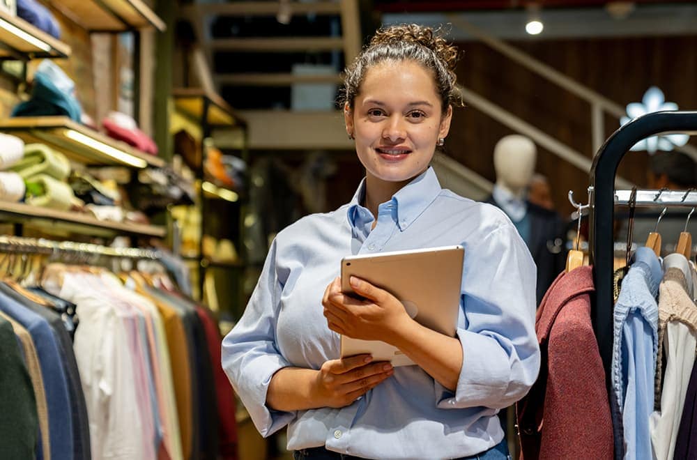 Retail manager using HR software to improve payroll