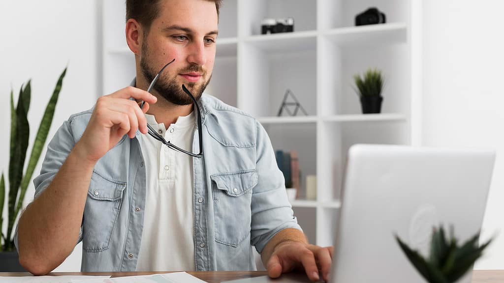 how-to-complete-i-9-form Here’s How to Complete the I-9 Form